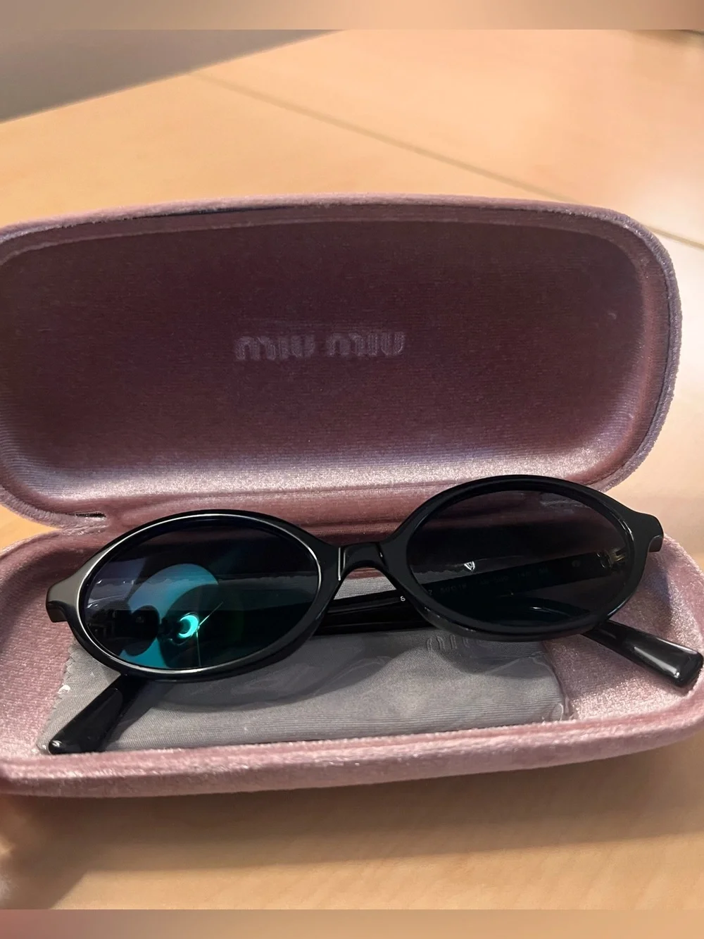 Black Oval Women's Sunglasses - Sleek Modern Style
